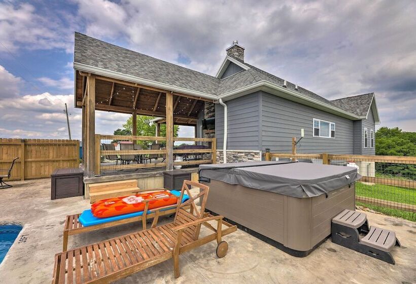 Chic Williamstown Retreat With Pool & Hot Tub!