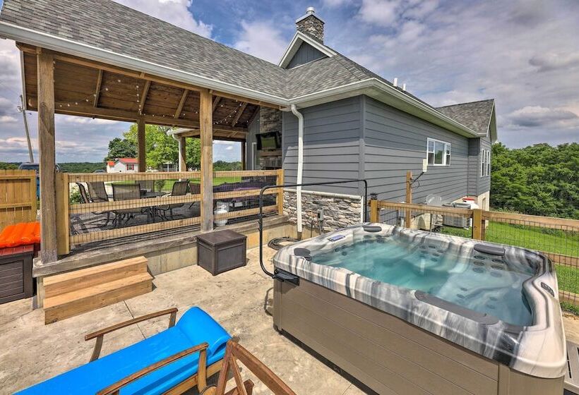 Chic Williamstown Retreat With Pool & Hot Tub!