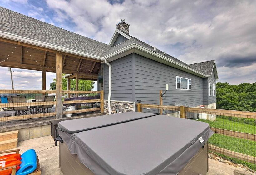 Chic Williamstown Retreat With Pool & Hot Tub!