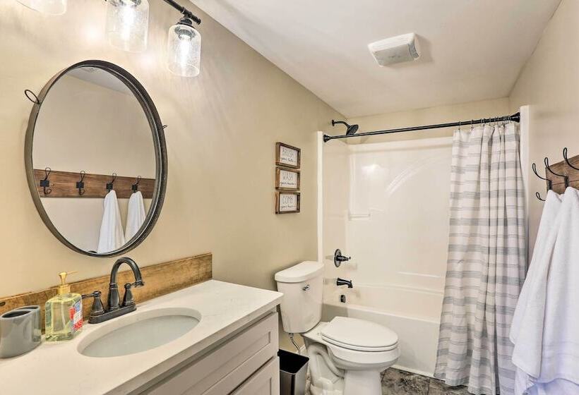 Chic Williamstown Retreat With Pool & Hot Tub!