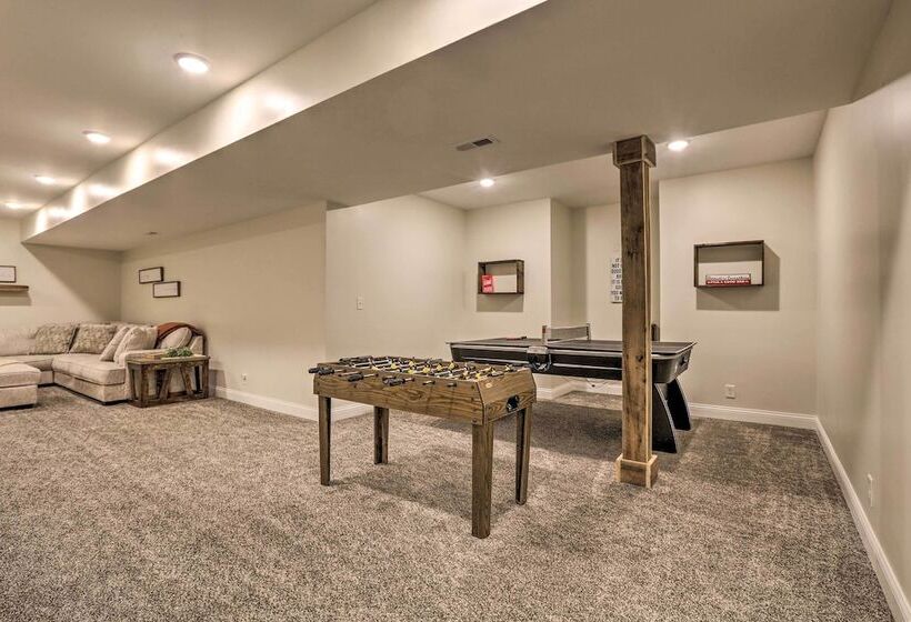 Chic Williamstown Retreat With Pool & Hot Tub!