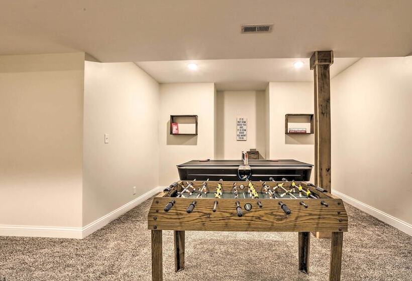 Chic Williamstown Retreat With Pool & Hot Tub!