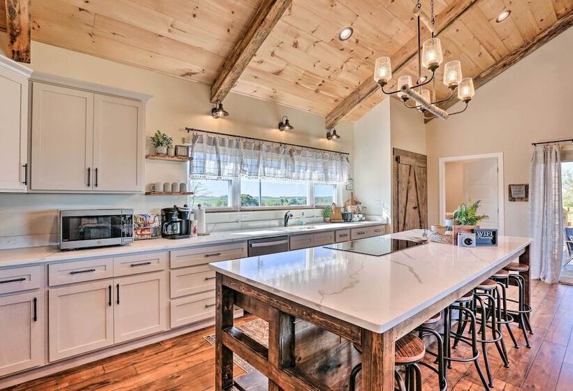 Chic Williamstown Retreat With Pool & Hot Tub!