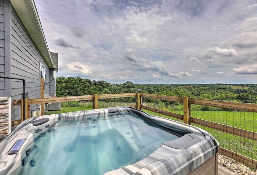 Chic Williamstown Retreat With Pool & Hot Tub!