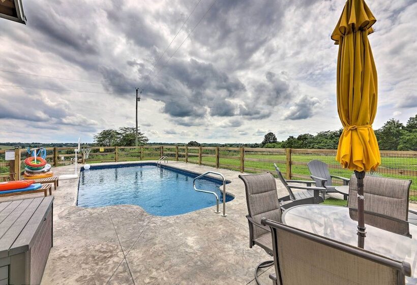 Chic Williamstown Retreat With Pool & Hot Tub!