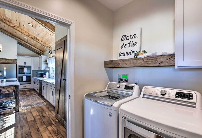 Chic Williamstown Retreat With Pool & Hot Tub!