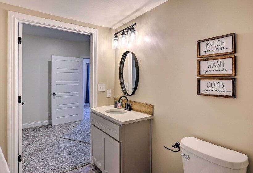 Chic Williamstown Retreat With Pool & Hot Tub!