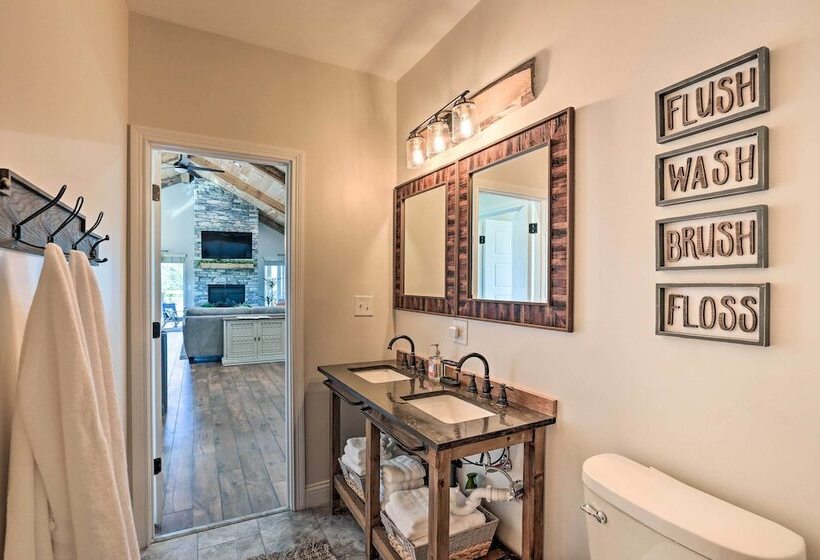 Chic Williamstown Retreat With Pool & Hot Tub!