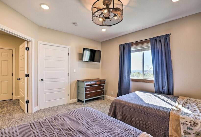 Chic Williamstown Retreat With Pool & Hot Tub!