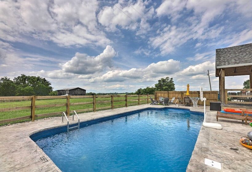 Chic Williamstown Retreat With Pool & Hot Tub!