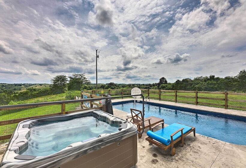 Chic Williamstown Retreat With Pool & Hot Tub!
