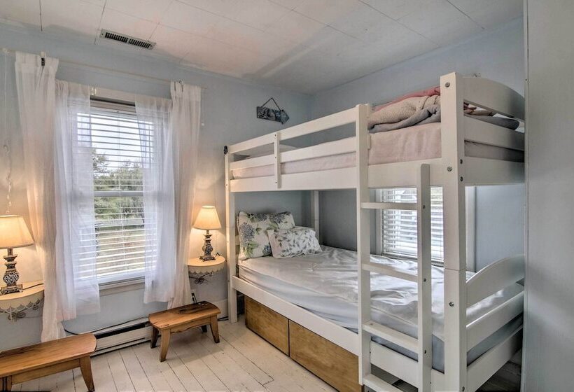 Chincoteague Charm  Escape W/ Bikes & Yard Games!