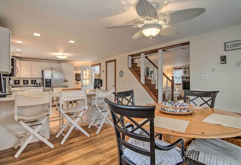 Chincoteague Charm  Escape W/ Bikes & Yard Games!