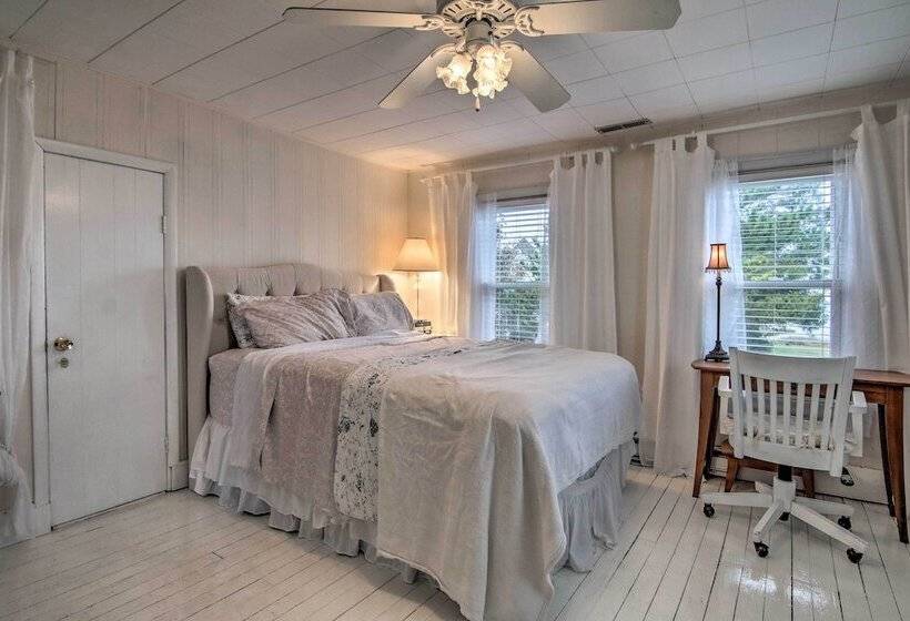 Chincoteague Charm  Escape W/ Bikes & Yard Games!