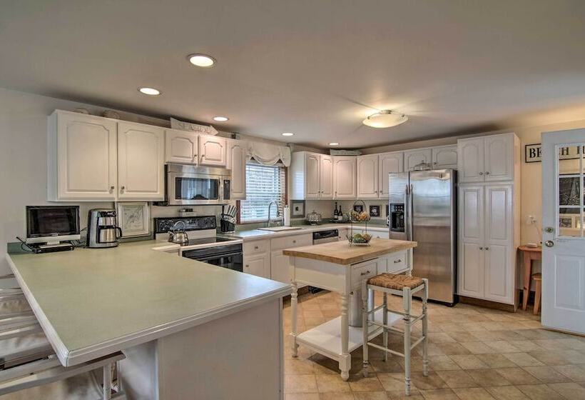 Chincoteague Charm  Escape W/ Bikes & Yard Games!