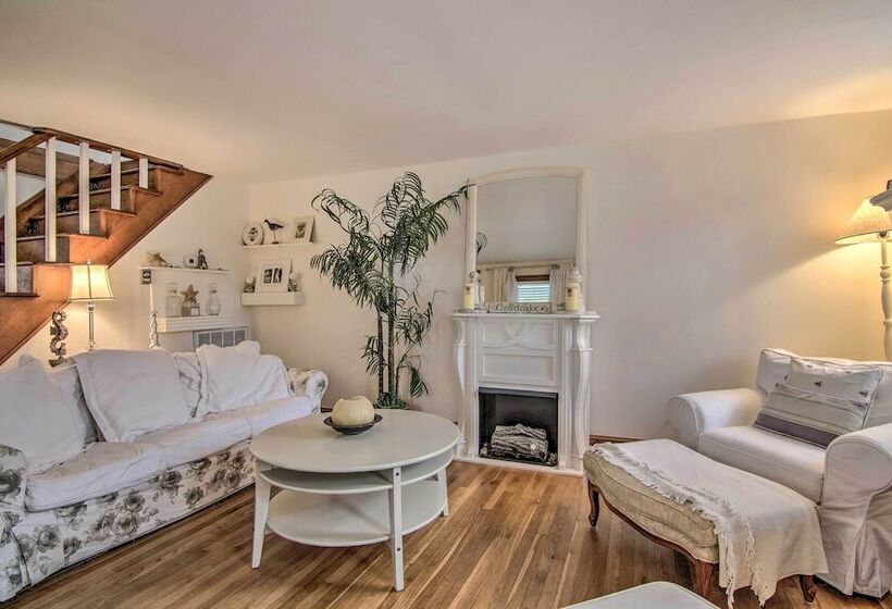 Chincoteague Charm  Escape W/ Bikes & Yard Games!