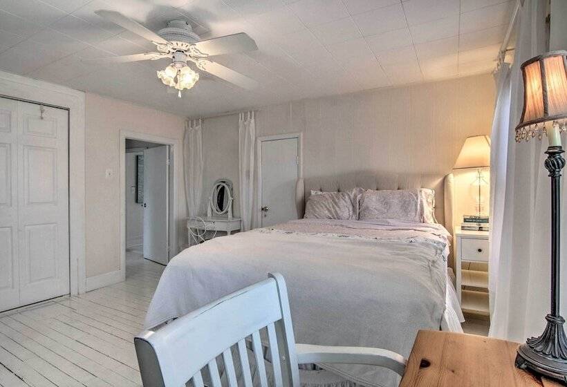 Chincoteague Charm  Escape W/ Bikes & Yard Games!