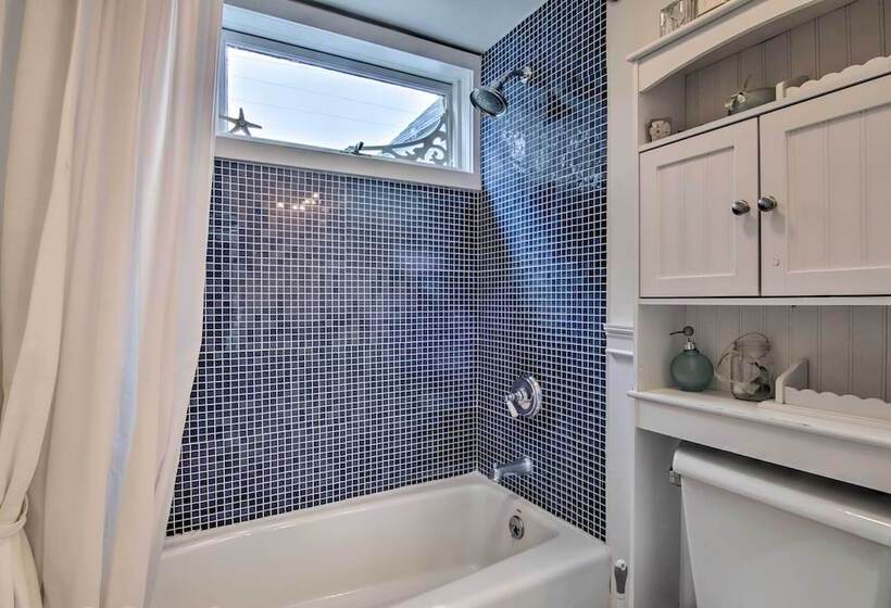 Chincoteague Charm  Escape W/ Bikes & Yard Games!