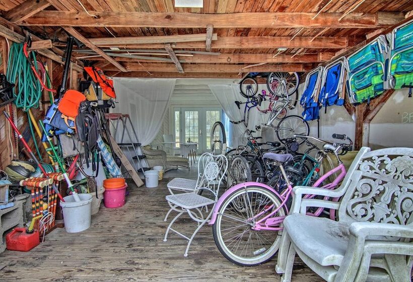 Chincoteague Charm  Escape W/ Bikes & Yard Games!