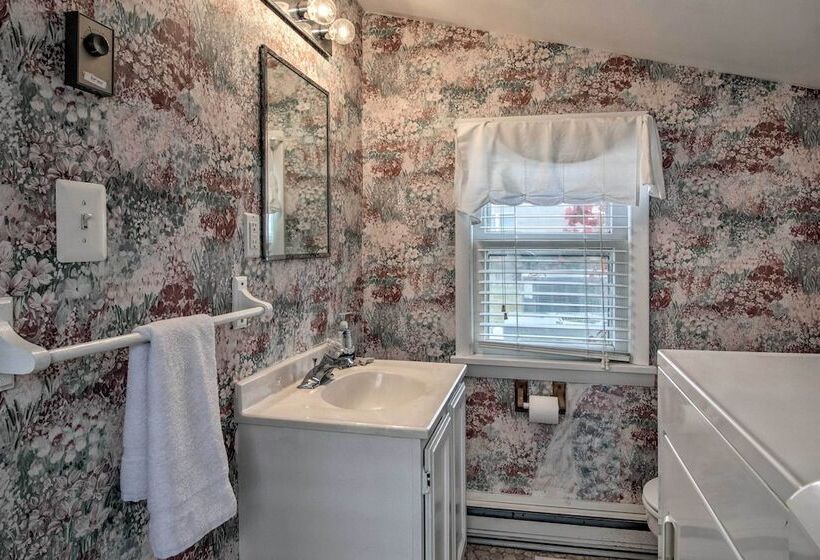 Chincoteague Charm  Escape W/ Bikes & Yard Games!