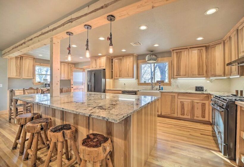 Claremore Country Home W/ Large Yard & Grill!