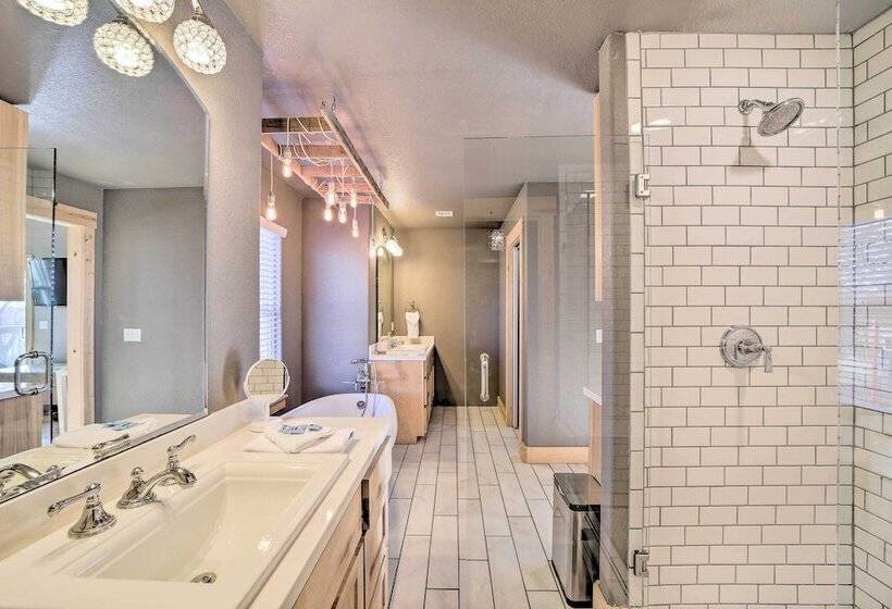 Claremore Country Home W/ Large Yard & Grill!