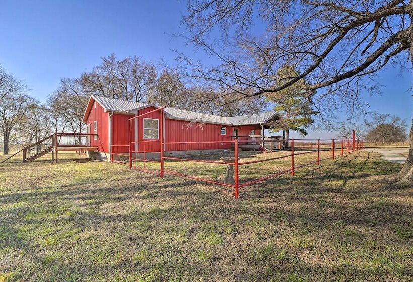 Claremore Country Home W/ Large Yard & Grill!