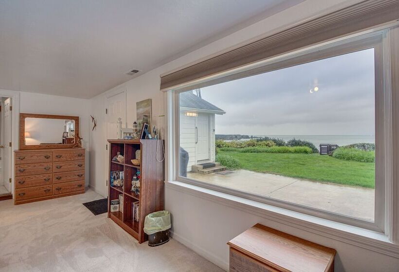 Cliffside Lighthouse Beach Home W/ Ocean View