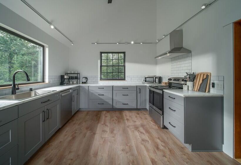 Private Patio: Colonial Home On Kingdom Trails!