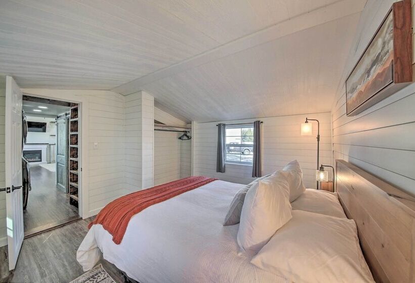 Contemporary Cabin W/ Mountain Views & Deck