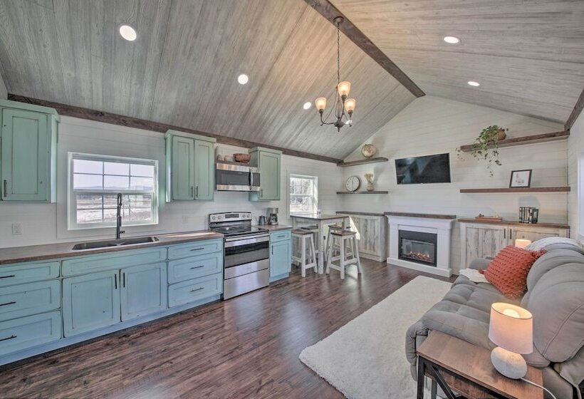 Contemporary Cabin W/ Mountain Views & Deck