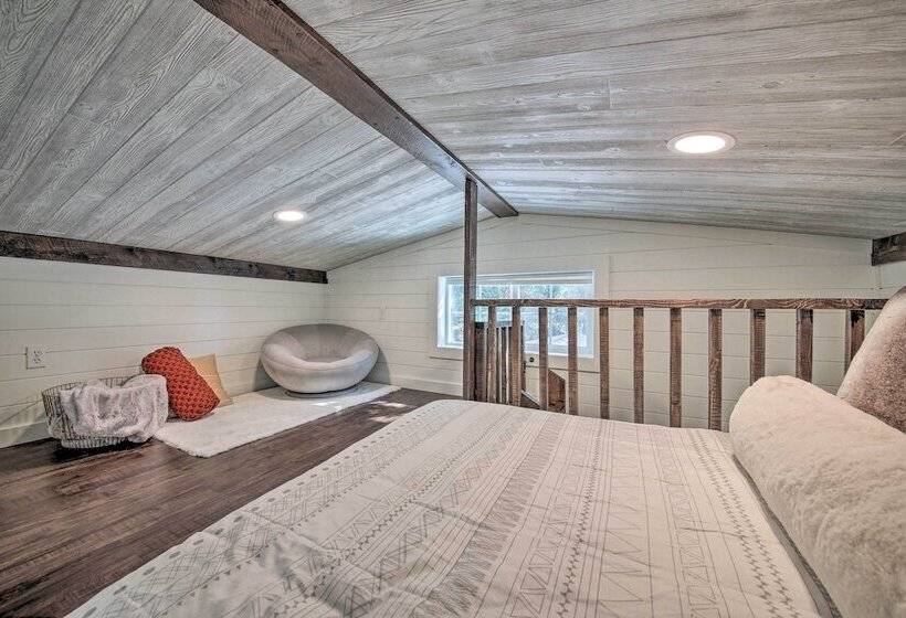 Contemporary Cabin W/ Mountain Views & Deck