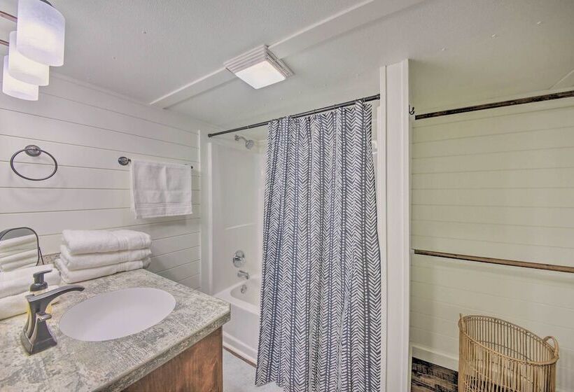 Contemporary Cabin W/ Mountain Views & Deck