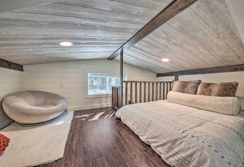 Contemporary Cabin W/ Mountain Views & Deck