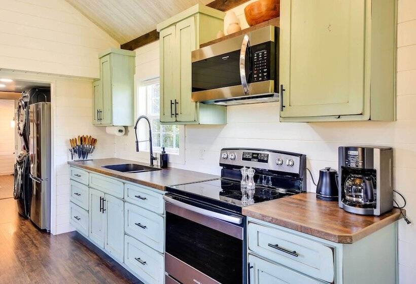 Contemporary Cabin W/ Mountain Views & Deck