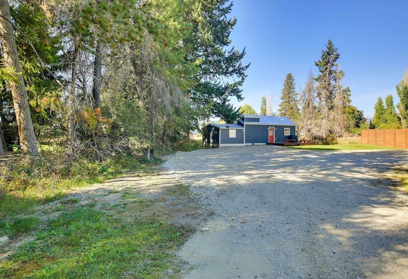 Contemporary Cabin W/ Mountain Views & Deck