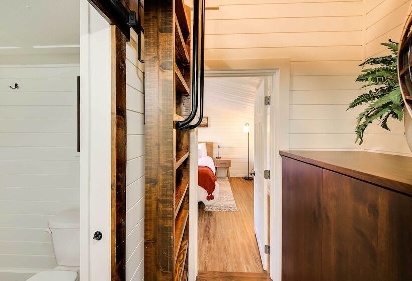 Contemporary Cabin W/ Mountain Views & Deck