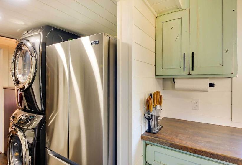 Contemporary Cabin W/ Mountain Views & Deck