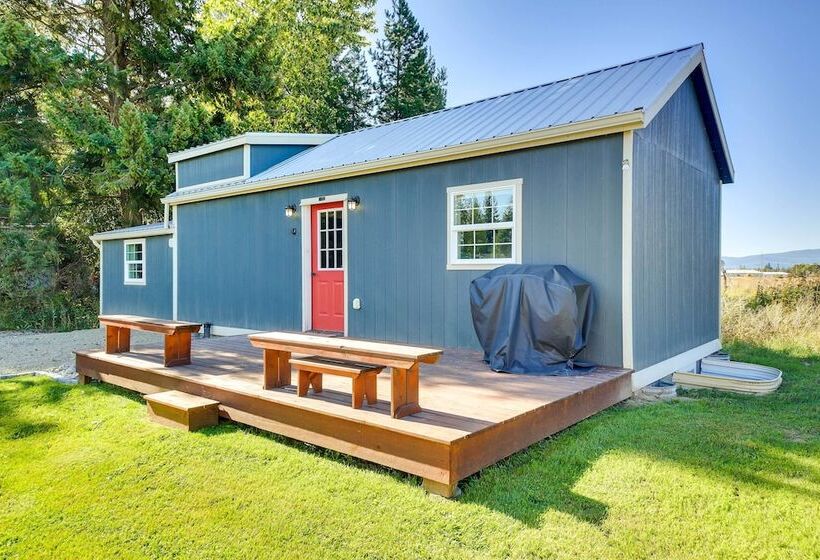 Contemporary Cabin W/ Mountain Views & Deck