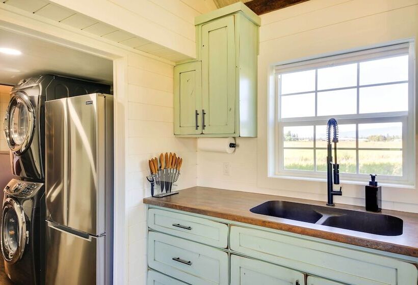 Contemporary Cabin W/ Mountain Views & Deck