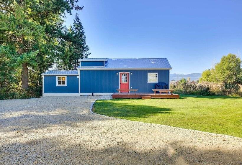 Contemporary Cabin W/ Mountain Views & Deck