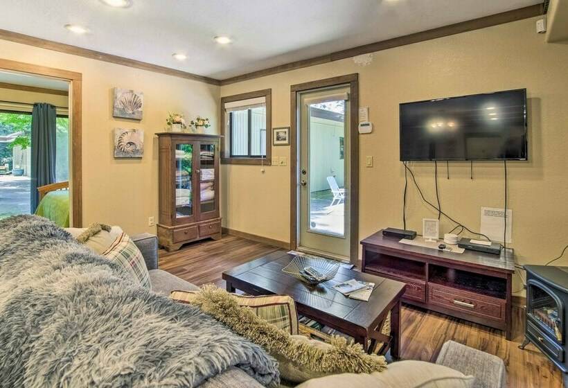 Coos Bay Cottage W/ Fireplace & Bbq Patio!