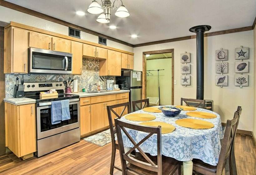 Coos Bay Cottage W/ Fireplace & Bbq Patio!