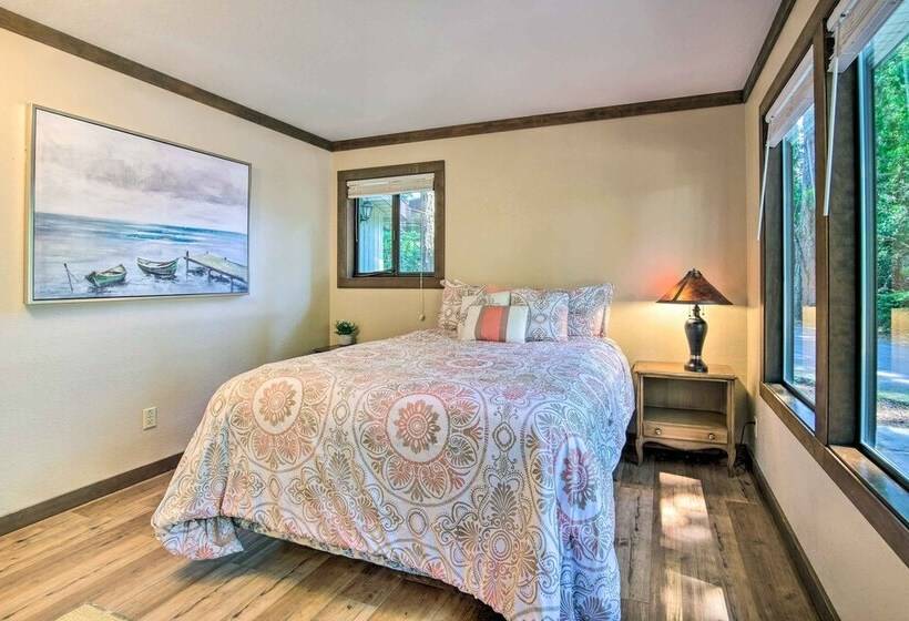 Coos Bay Cottage W/ Fireplace & Bbq Patio!