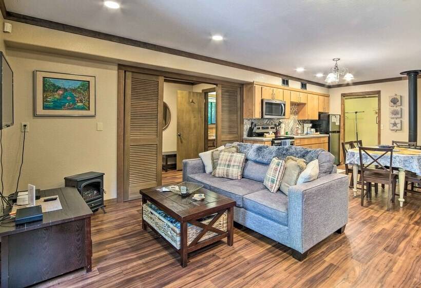 Coos Bay Cottage W/ Fireplace & Bbq Patio!