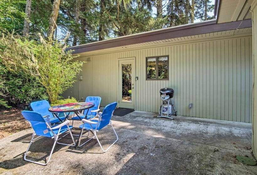 Coos Bay Cottage W/ Fireplace & Bbq Patio!