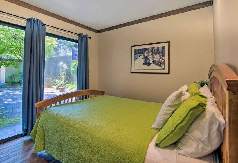 Coos Bay Cottage W/ Fireplace & Bbq Patio!