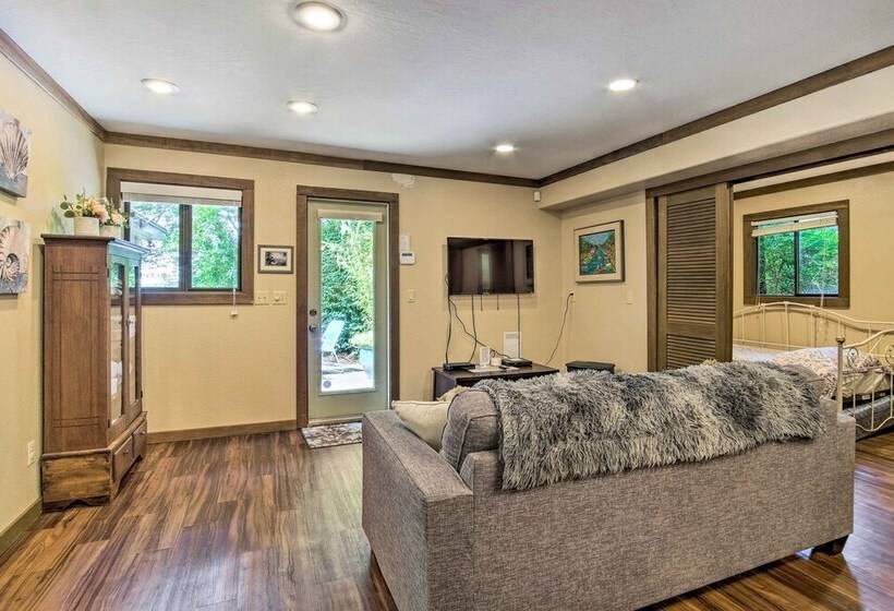 Coos Bay Cottage W/ Fireplace & Bbq Patio!