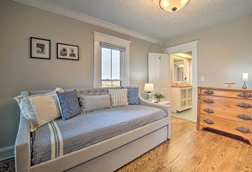 Countryside Cottage W/ Large Yard Near Topeka