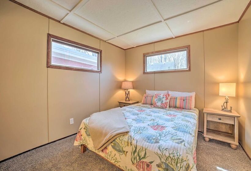 Cozy Petoskey Area Retreat On Burt Lake Access!